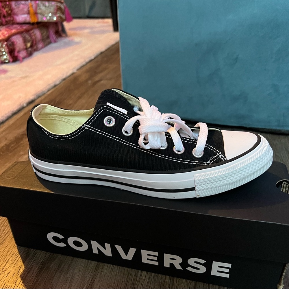 Converse womens 7 mens 5, black low top sneakers